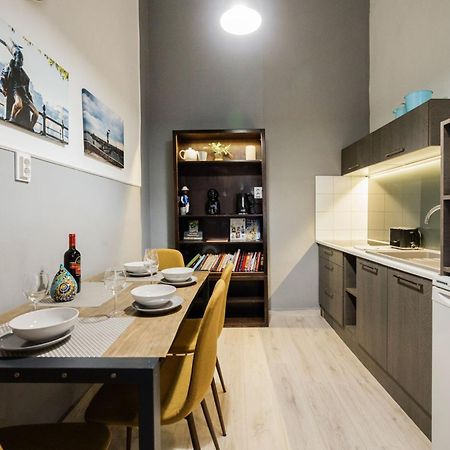 Urban Tranquillity By The Main Shopping Street Apartment Budapest Exterior photo