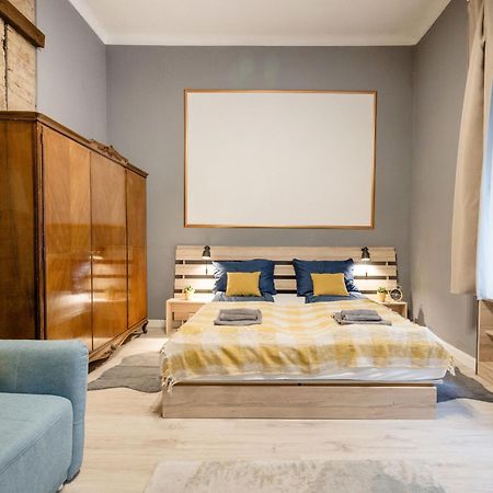 Urban Tranquillity By The Main Shopping Street Apartment Budapest Exterior photo