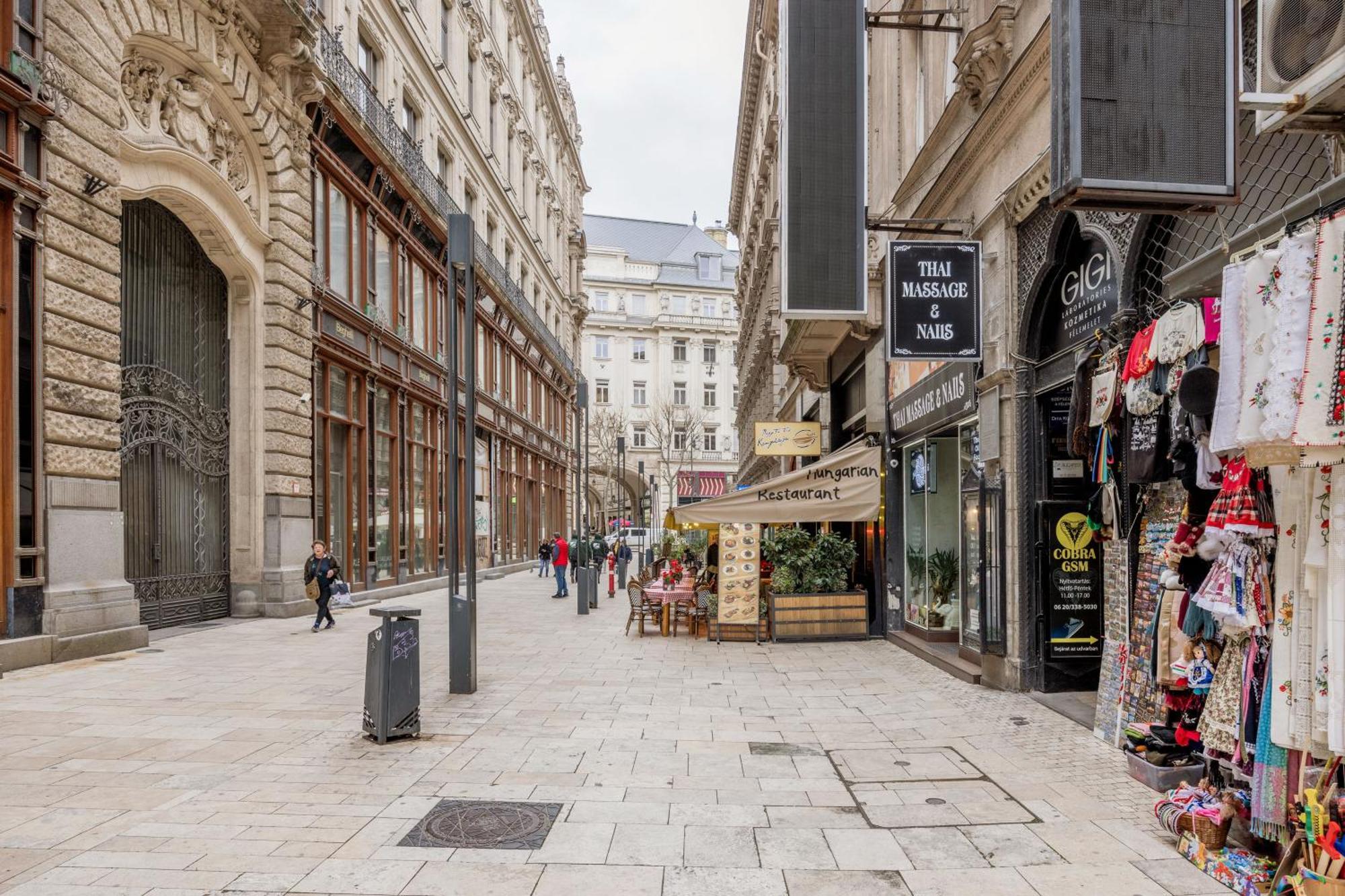 Urban Tranquillity By The Main Shopping Street Apartment Budapest Exterior photo